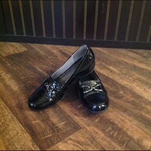 Black shiny ladies shoes with small wedge heel